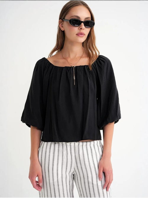 Blouse femme regular avec col madonna et détail volanté mixray - Kiabi Blouse femme regular avec col madonna et détail volanté mixray - Kiabi