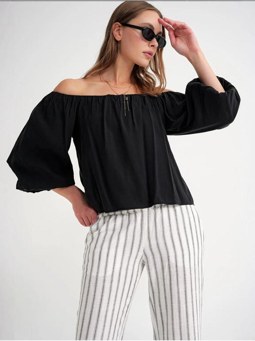 Blouse femme regular avec col madonna et détail volanté mixray - Kiabi Blouse femme regular avec col madonna et détail volanté mixray - Kiabi