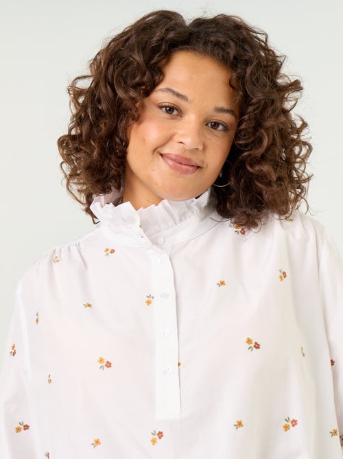 Blouse fleurs brodées avec col montant - Kiabi Blouse fleurs brodées avec col montant - Kiabi