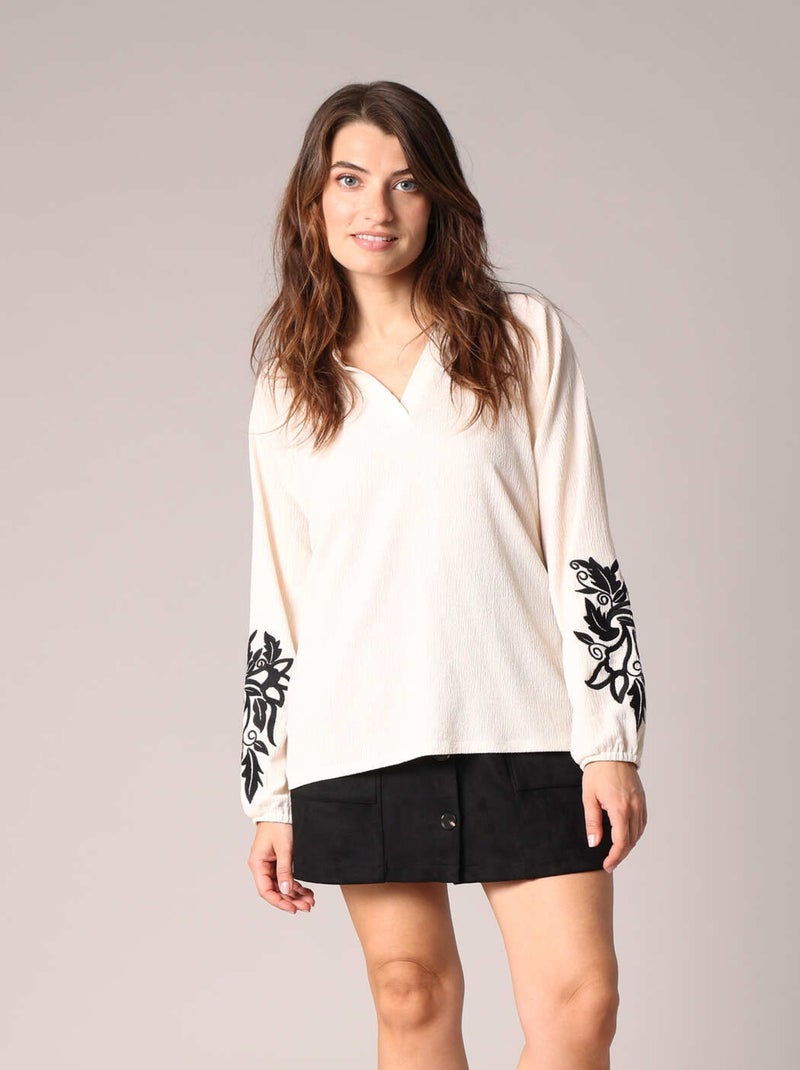 Blouse fluide avec broderie contrastée sur les bras.
 'Deeluxe' Beige argile - Kiabi