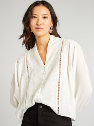 Blouse fluide avec broderie volants et maille ajourée