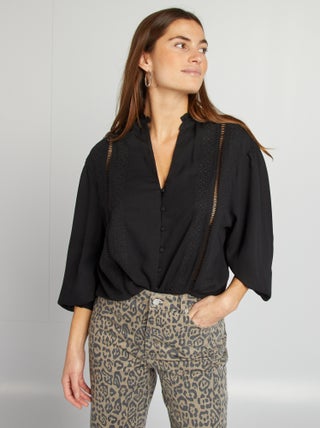 Blouse fluide avec broderie volants et maille ajourée