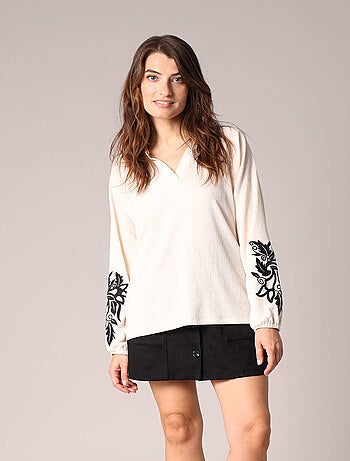 Blouse fluide avec broderies contrastées sur les bras 'Deeluxe'