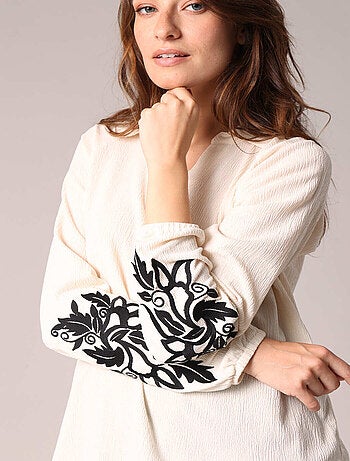 Blouse fluide avec broderies contrastées sur les bras 'Deeluxe'
