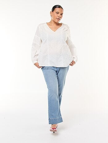 Blouse fluide uni en plumetis et ses broderies ajourées