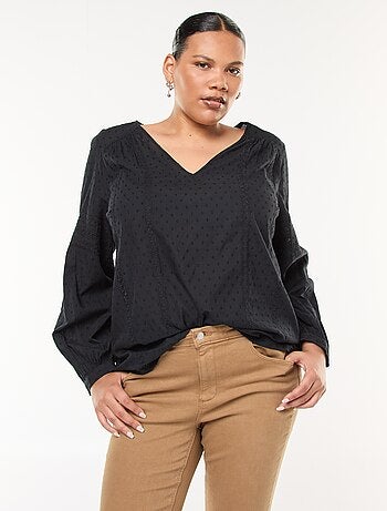 Blouse fluide uni en plumetis et ses broderies ajourées