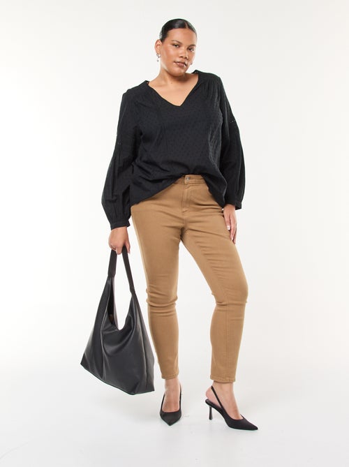 Blouse fluide uni en plumetis et ses broderies ajourées - Kiabi