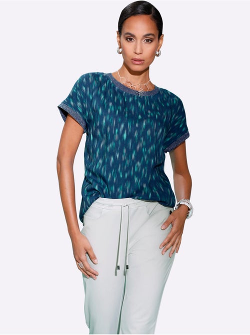 Blouse imprimé abstrait en viscose ECOVERO col rond et manches courtes - Taille standard - Helline - Kiabi Blouse imprimé abstrait en viscose ECOVERO col rond et manches courtes - Taille standard - Helline - Kiabi