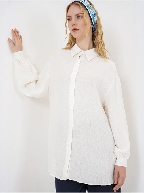 Blouse longue oversize texturée avec col chemise bdart - Kiabi Blouse longue oversize texturée avec col chemise bdart - Kiabi