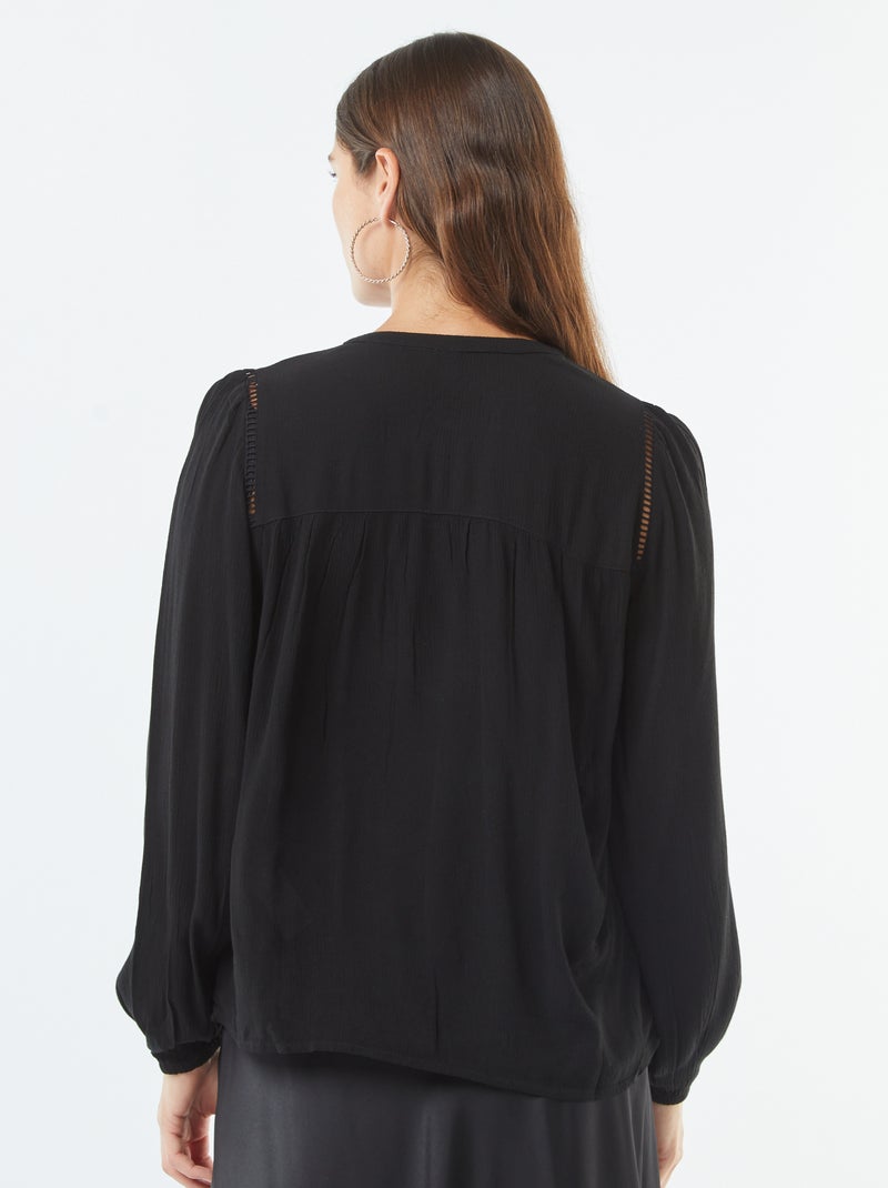 Blouse maille crêpe avec bord ajouré Noir - Kiabi