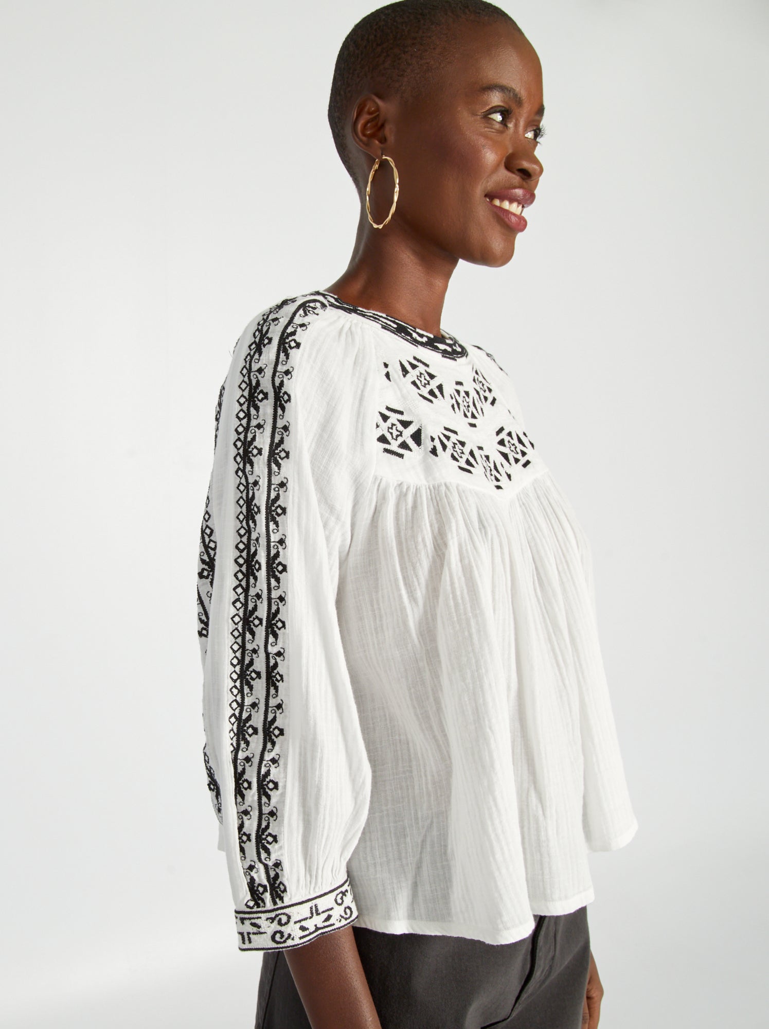 Haut Brodé BCBG Manches Bouffantes Gris - Tailles S/M/L, Neuf Sans étiquette - Style Blouse Chic