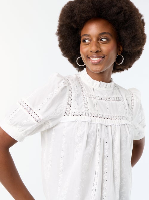 Blouse manches courtes avec broderies - Kiabi