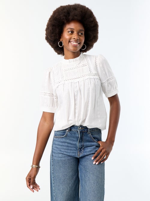 Blouse manches courtes avec broderies - Kiabi
