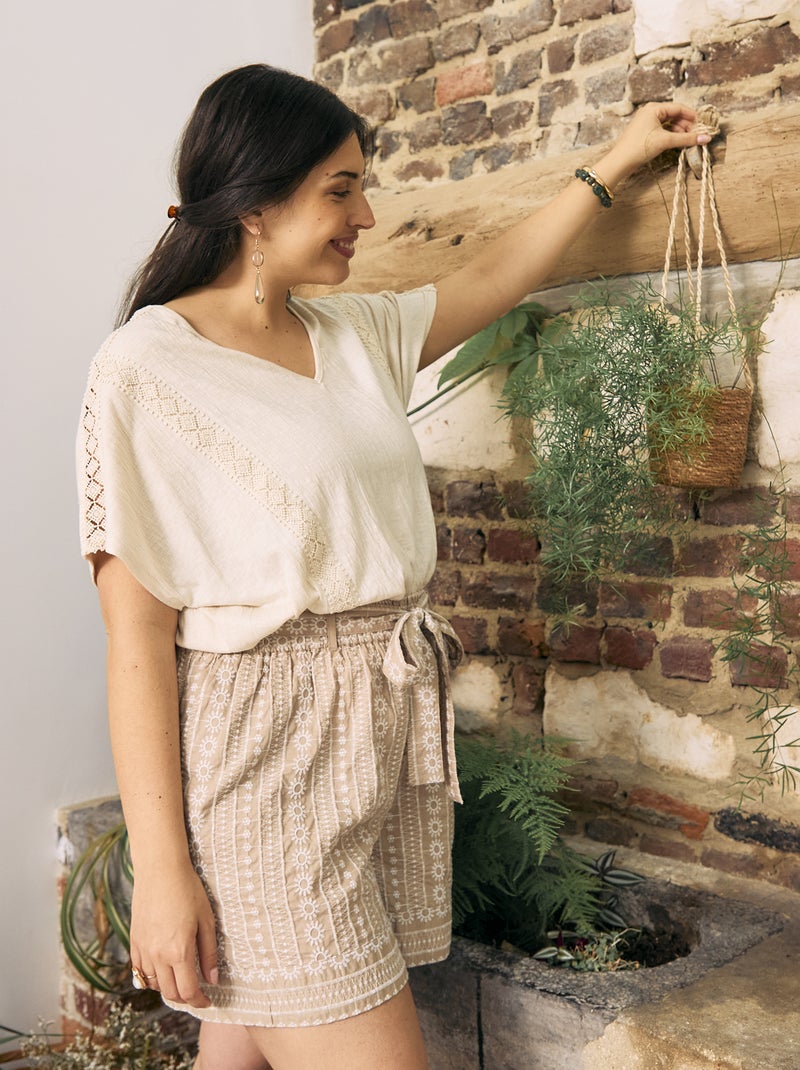 Blouse matière crêpée avec broderies Blanc cassé - Kiabi