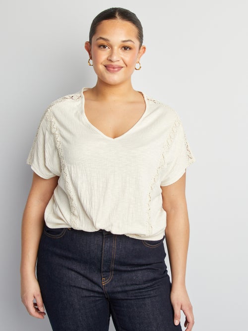 Blouse matière crêpée avec broderies - Kiabi