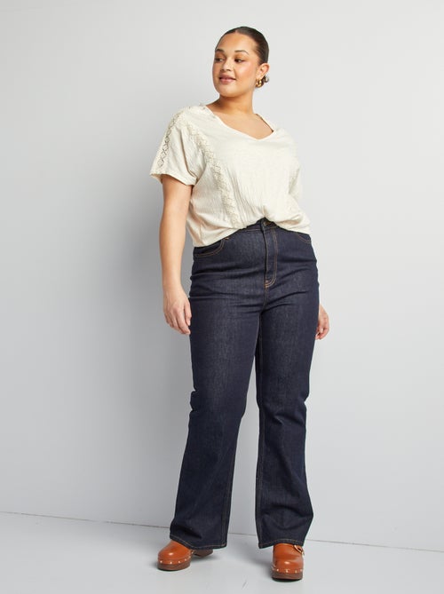 Blouse matière crêpée avec broderies - Kiabi