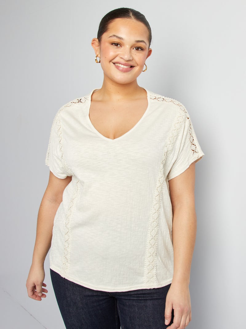Blouse matière crêpée avec broderies Blanc cassé - Kiabi