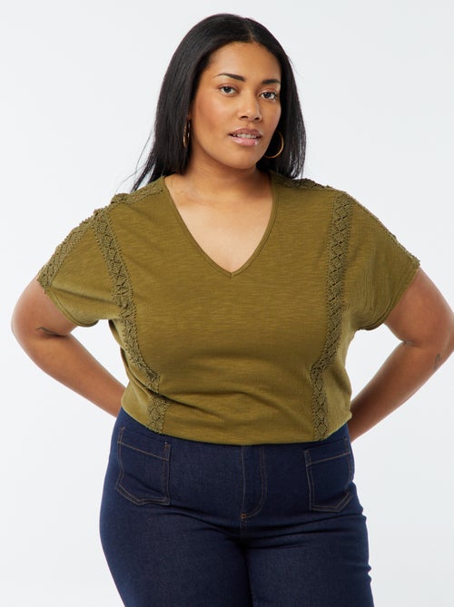 Blouse matière crêpée avec broderies - Kiabi