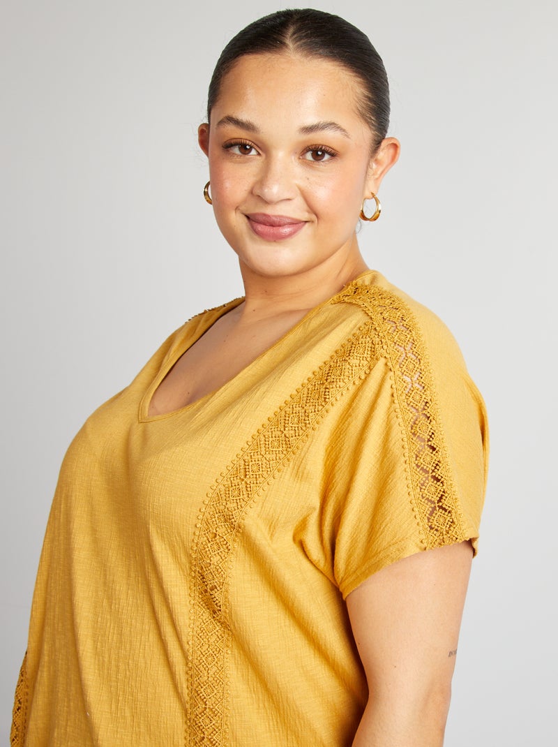 Blouse matière crêpée avec broderies Moutarde - Kiabi