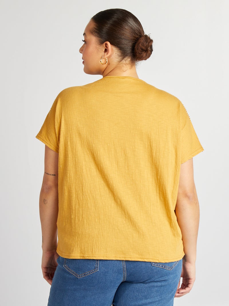 Blouse matière crêpée avec broderies Moutarde - Kiabi