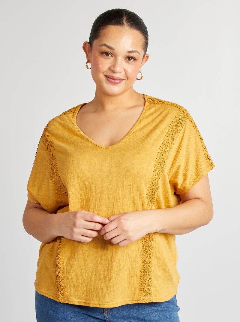Blouse matière crêpée avec broderies Moutarde - Kiabi