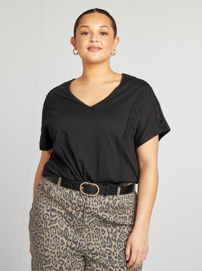 Blouse matière crêpée avec broderies noir - Kiabi