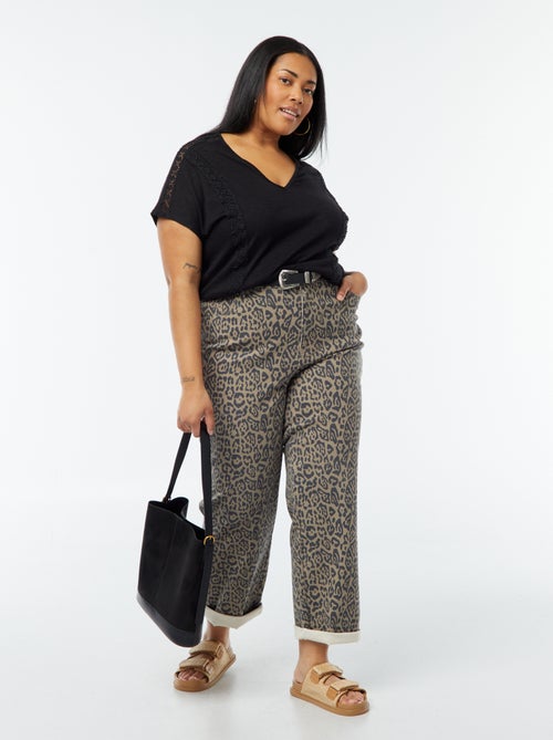 Blouse matière crêpée avec broderies - Kiabi