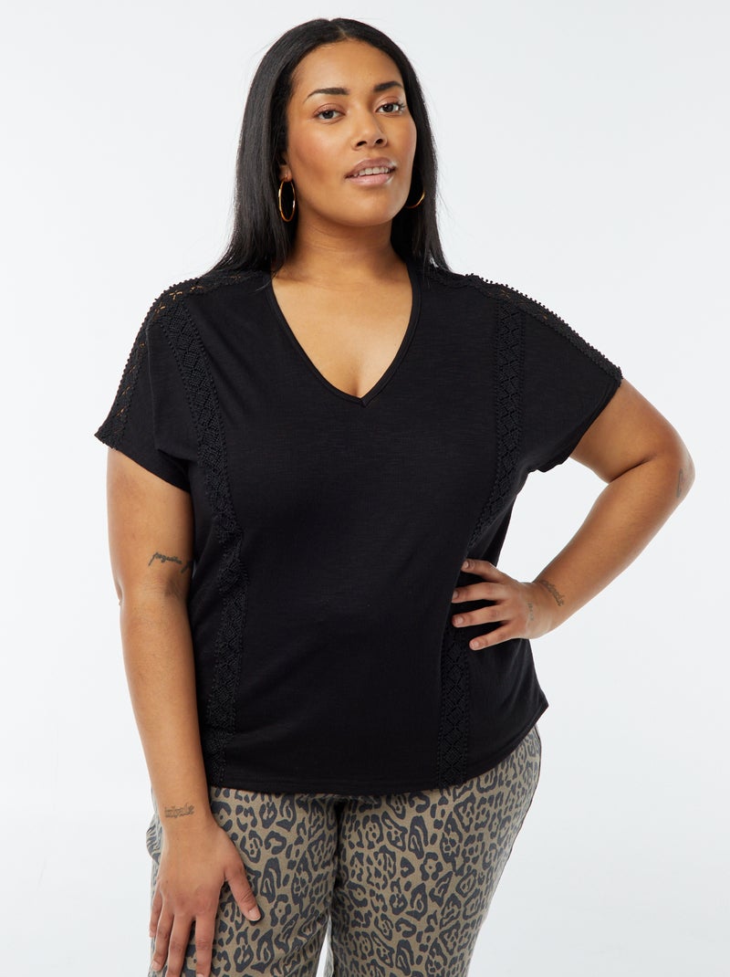 Blouse matière crêpée avec broderies Noir - Kiabi