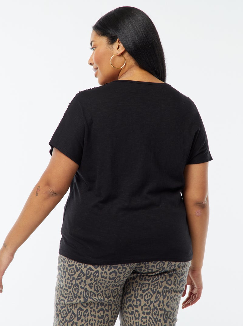 Blouse matière crêpée avec broderies Noir - Kiabi