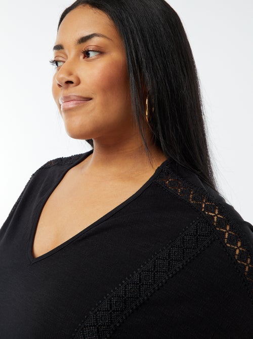 Blouse matière crêpée avec broderies - Kiabi