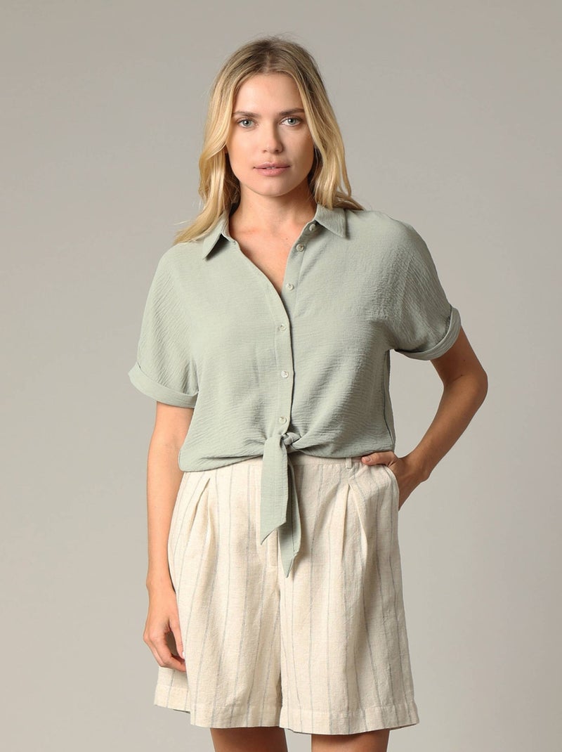 Blouse nouée à boutons avec manches retroussées et tissu texturé 'Deeluxe' Vert tilleul - Kiabi