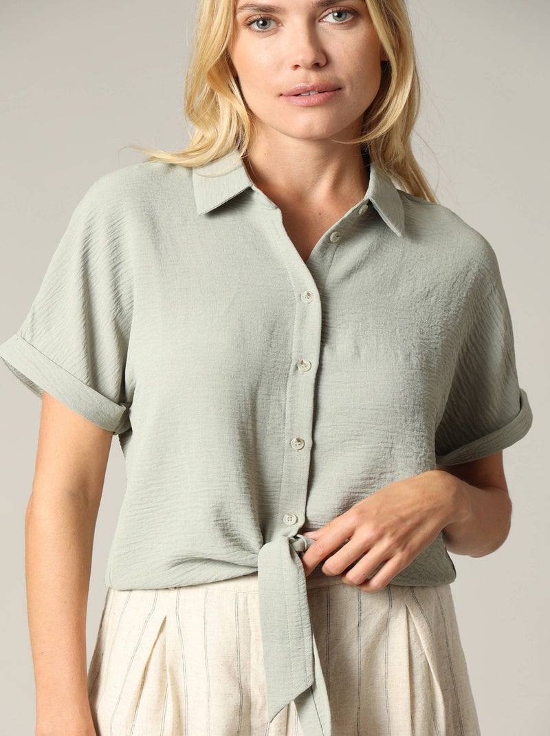 Blouse nouée à boutons avec manches retroussées et tissu texturé 'Deeluxe' Vert tilleul - Kiabi