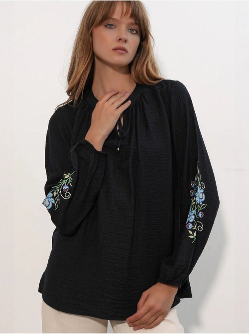 Blouse oversize en crêpe brodé bdart - Kiabi Blouse oversize en crêpe brodé bdart - Kiabi