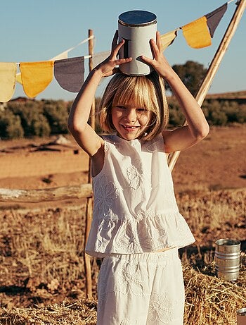 Blouse sans manches avec broderies fleuries