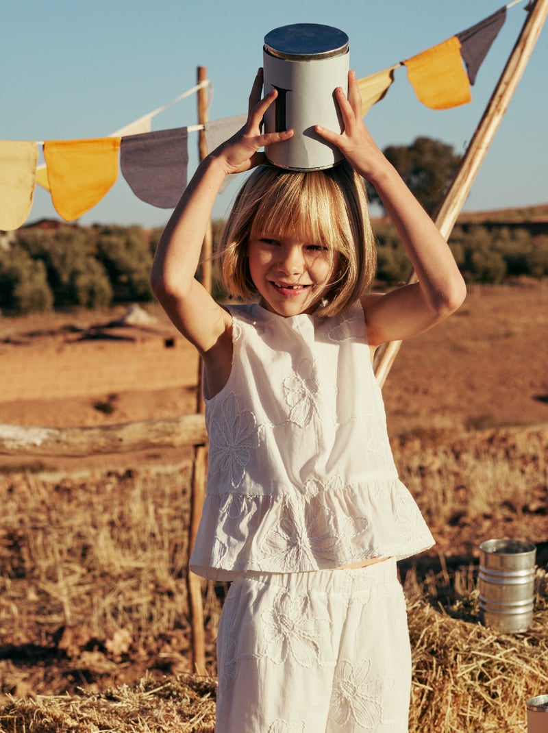 Blouse sans manches avec broderies fleuries Blanc - Kiabi