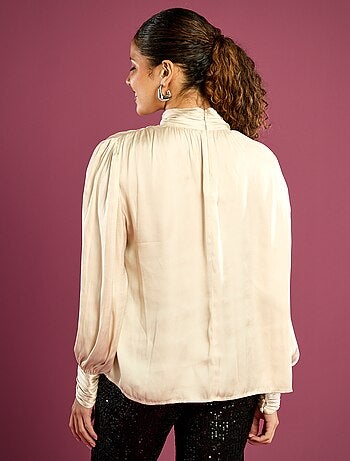 Blouse satinée avec col montant avec fronces