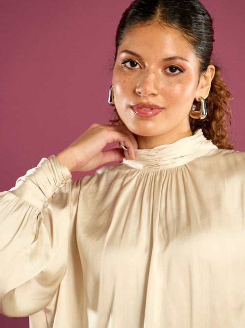Blouse satinée avec col montant avec fronces - Kiabi
