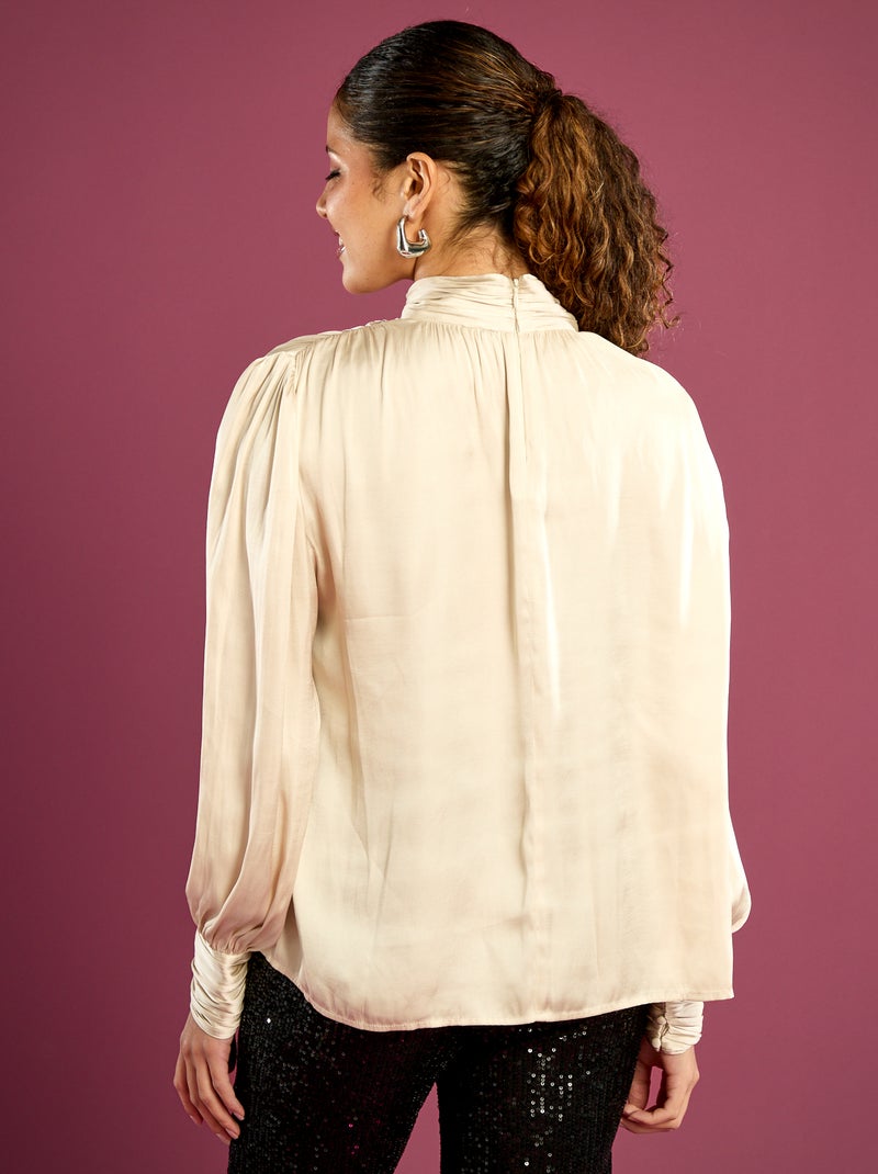 Blouse satinée avec col montant avec fronces Beige - Kiabi