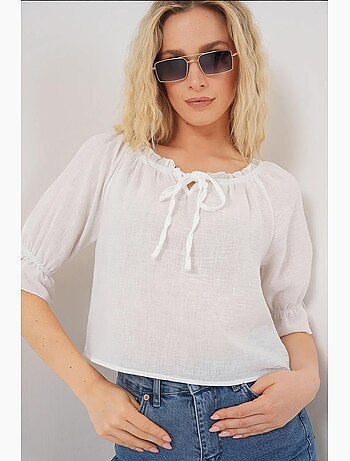 Blouse texturée courte à col bateau détail pompons bdart