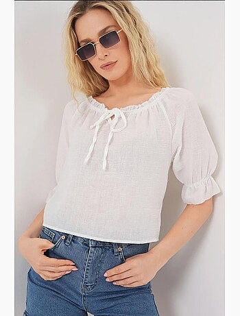 Blouse texturée courte à col bateau détail pompons bdart