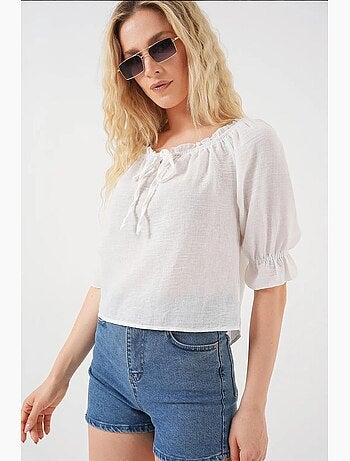 Blouse texturée courte à col bateau détail pompons bdart
