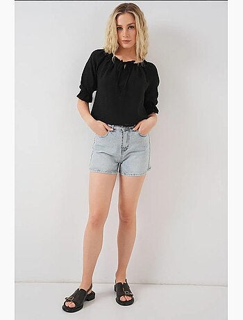 Blouse texturée courte à col bateau détail pompons bdart