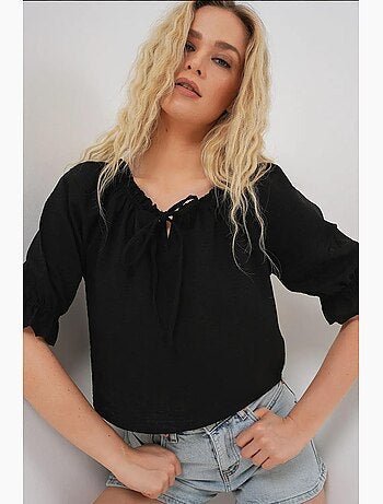 Blouse texturée courte à col bateau détail pompons bdart
