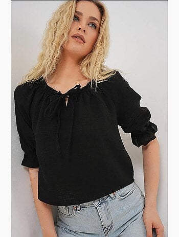 Blouse texturée courte à col bateau détail pompons bdart