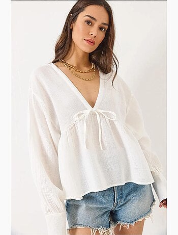 Blouse texturée courte à col en v et nœud lucci