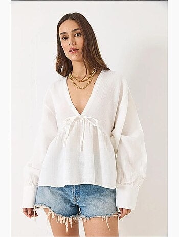 Blouse texturée courte à col en v et nœud lucci
