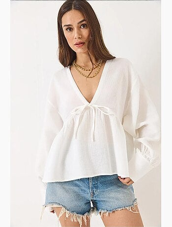 Blouse texturée courte à col en v et nœud lucci