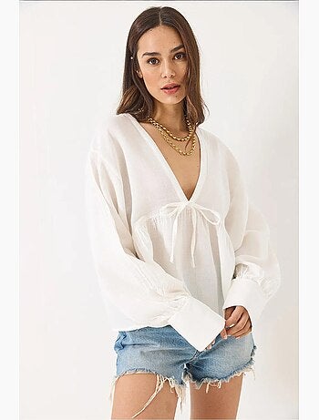 Blouse texturée courte à col en v et nœud lucci