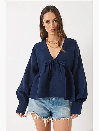 Blouse texturée courte à col en v et nœud lucci