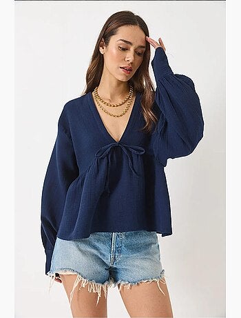 Blouse texturée courte à col en v et nœud lucci